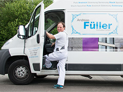 Andreas Füller mit Werkstattwagen
